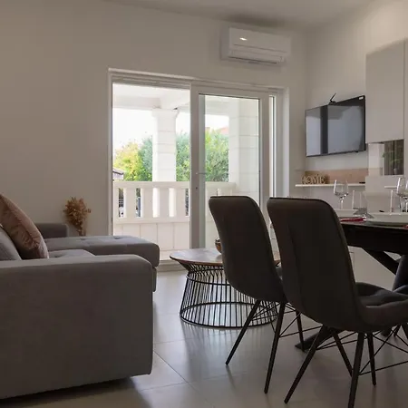 Facada Apartment Kastela